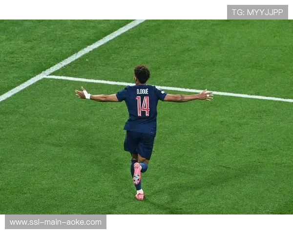 登贝莱戏耍里尔防线吊射破门，巴黎球迷沸腾