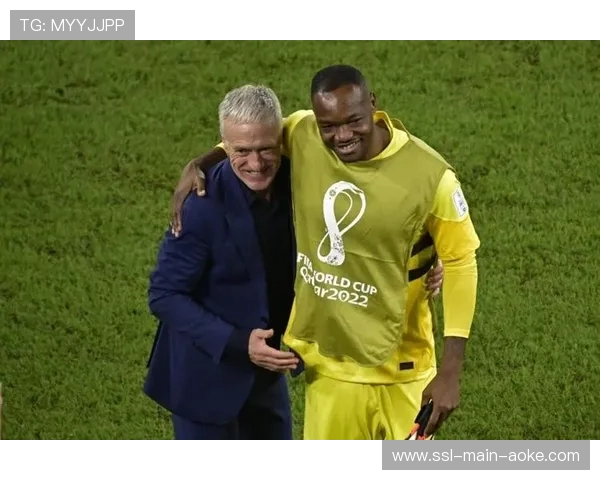 特写：38岁的老将曼丹达在更衣室内的领袖作用