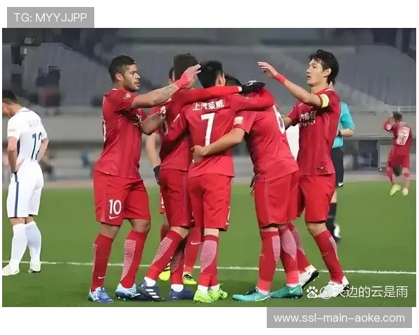 海港门将薛庆浩凝视亚冠奖杯：球队备战春节收官战