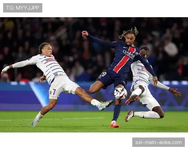 瞬间解析：勒阿弗尔门将出击失误，对手前锋冷静吊射完成转换得分